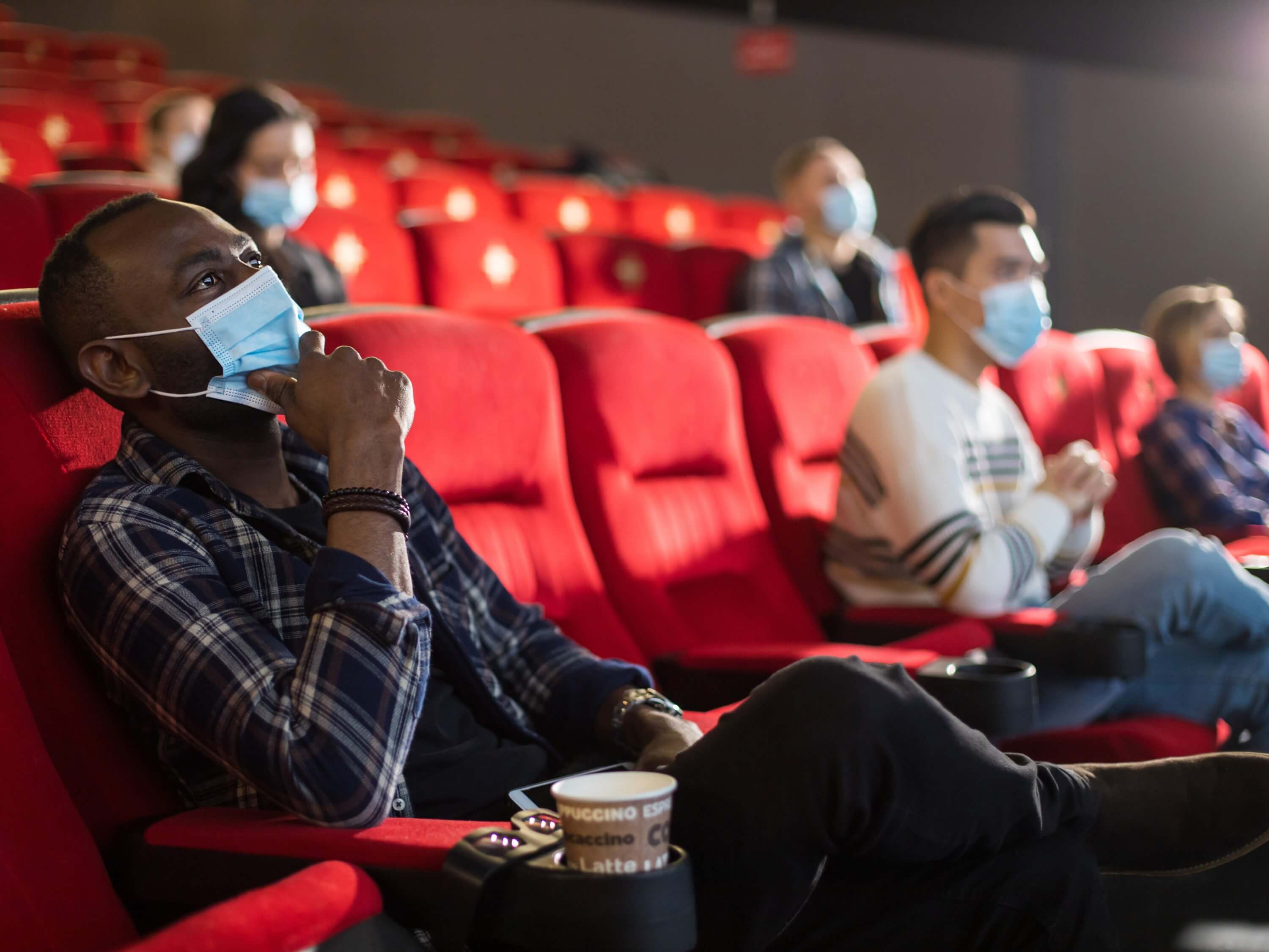 映画館でマスクを着用している観客